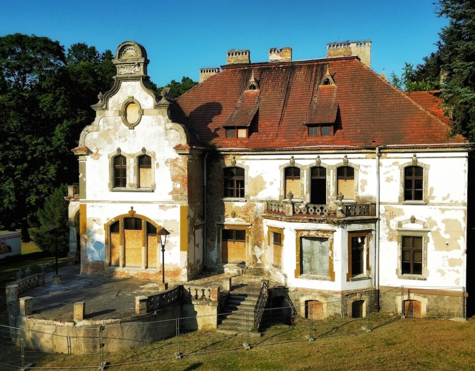 pałac w targoszynie widok z drona