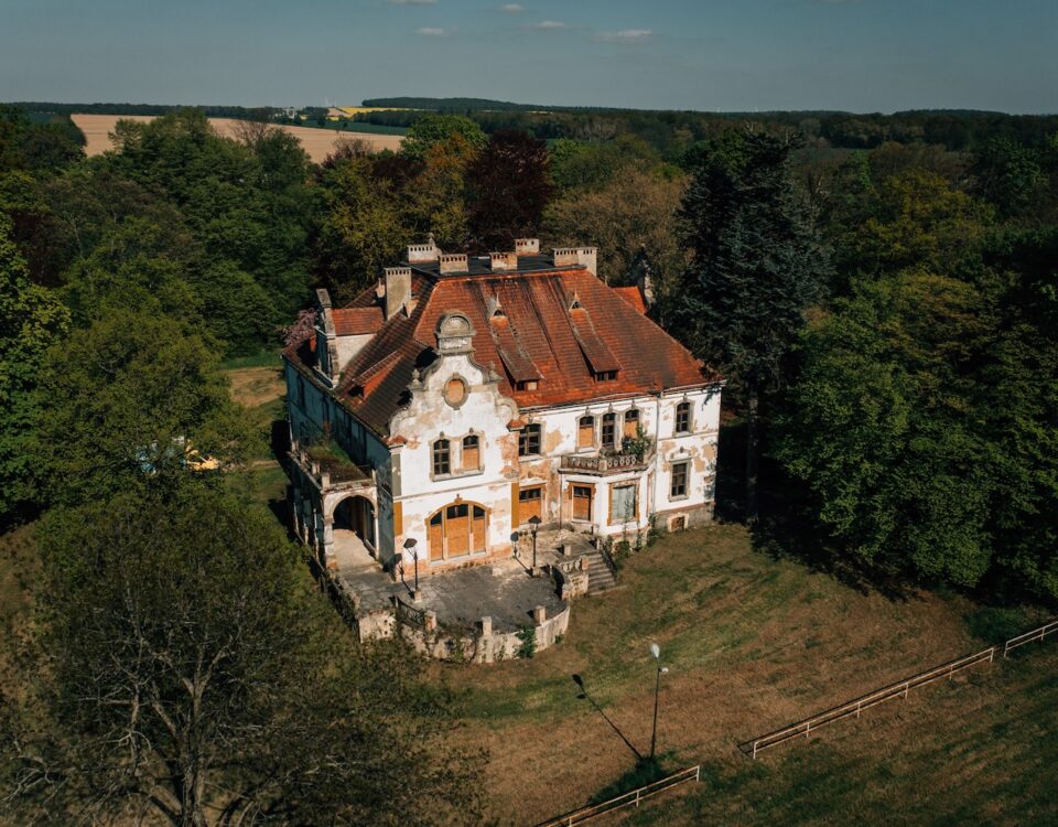 widok pałacu w Targoszynie z drona