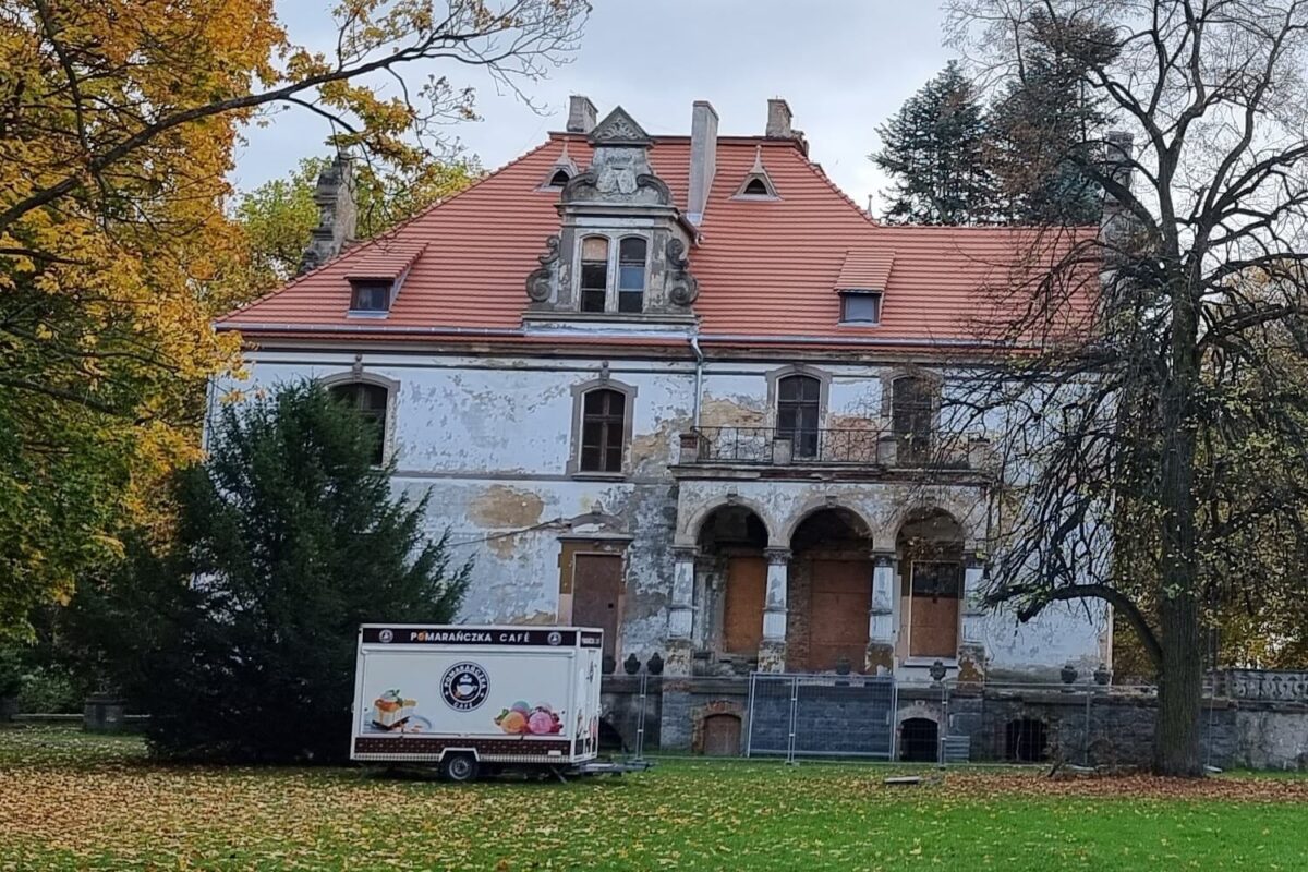 widok wyremontowanej części dachu pałacu w Targoszynie