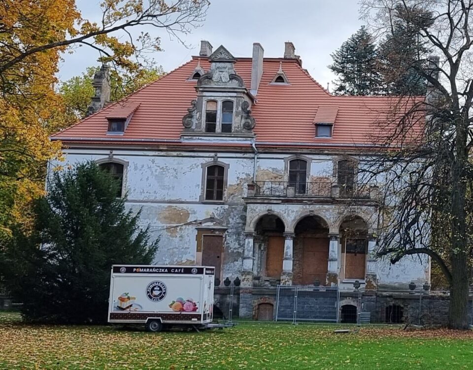 widok wyremontowanej części dachu pałacu w Targoszynie